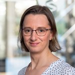 Tanja Wiege, mit kurzen, braunen Haaren, trägt ein gemustertes Oberteil.