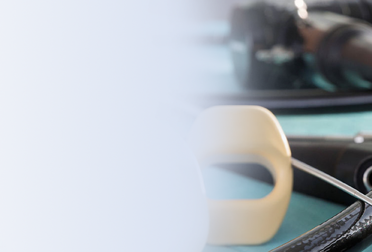 Flexibles Endoskop mit Steuergriff und Aufbereitungszubehör auf blauem Tuch zur Überprüfung der Aufbereitung