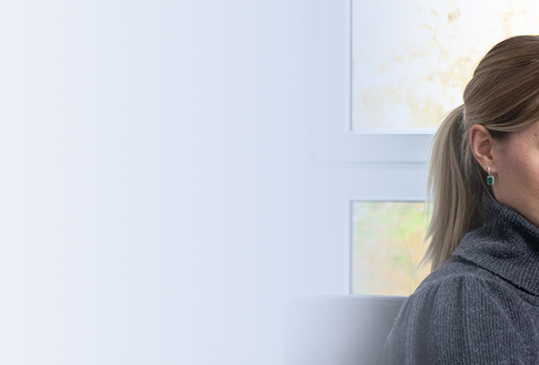 Zwei Frauen im medizinischen Labor Bremen, eine zeigt auf ein Dokument, die andere schaut darauf. Beide tragen formelle Kleidung.