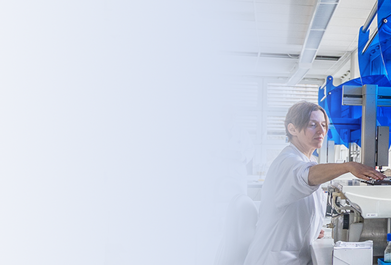 Labor für Stuhldiagnostik eine Person in weißem Laborkittel arbeitet an einem Gerät.