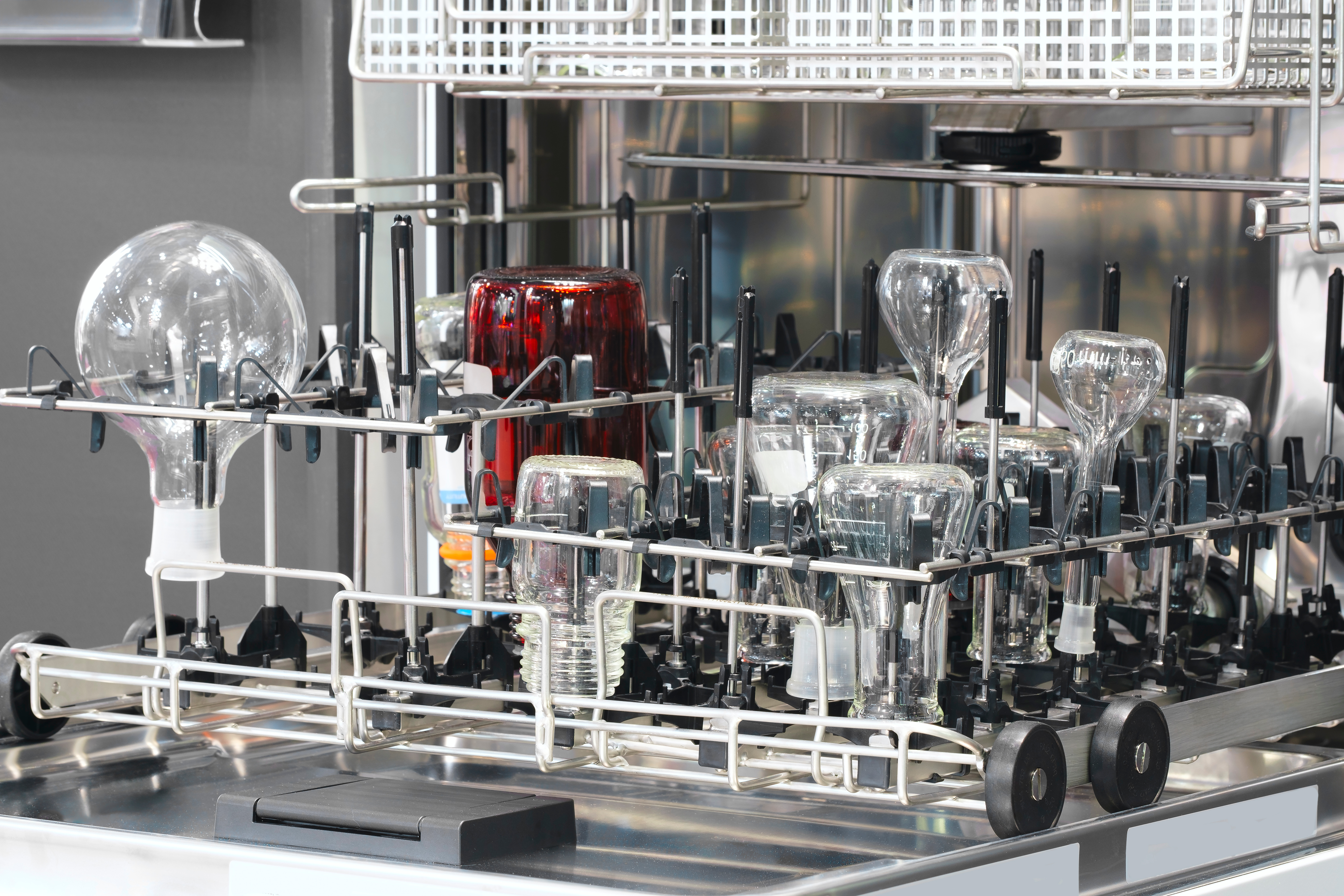 offene industrielle Spülmaschine mit Laborgläsern