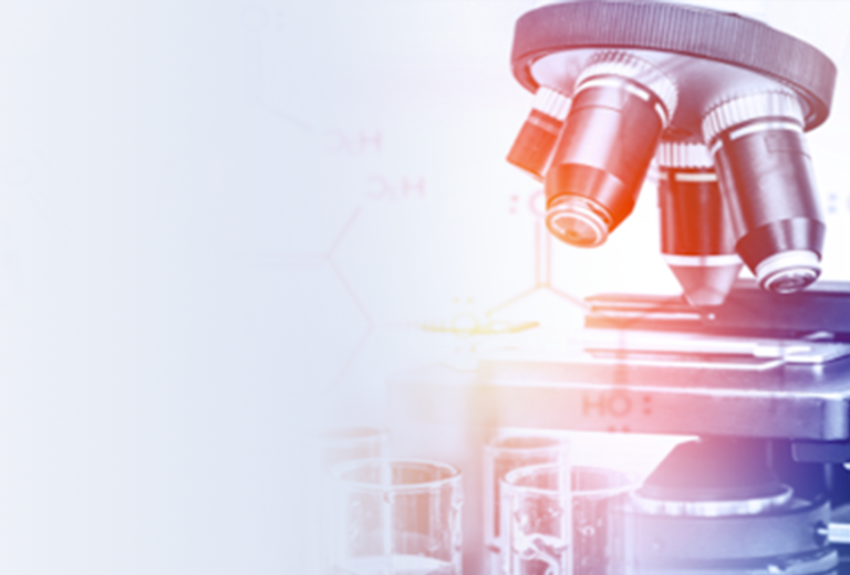 Eine Person in einem weißen Laborkittel hält ein Reagenzglas mit einer leuchtenden Substanz, während ein Mikroskop im Hintergrund sichtbar ist.