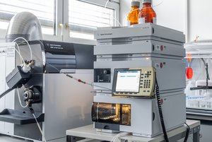 Laborgerät zur Analyse toxischer Metalle mit Monitor und Probenhalter in einem hellen Laborraum