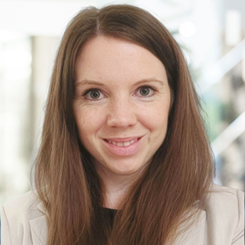Dr. Ann-Kristin Haase mit offenen brünetten Haaren in heller Kleidung