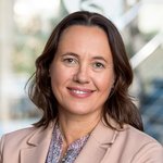 Heike Steffens, Außendienstmitarbeiterin, trägt einen blassen Blazer und ein gemustertes Oberteil.