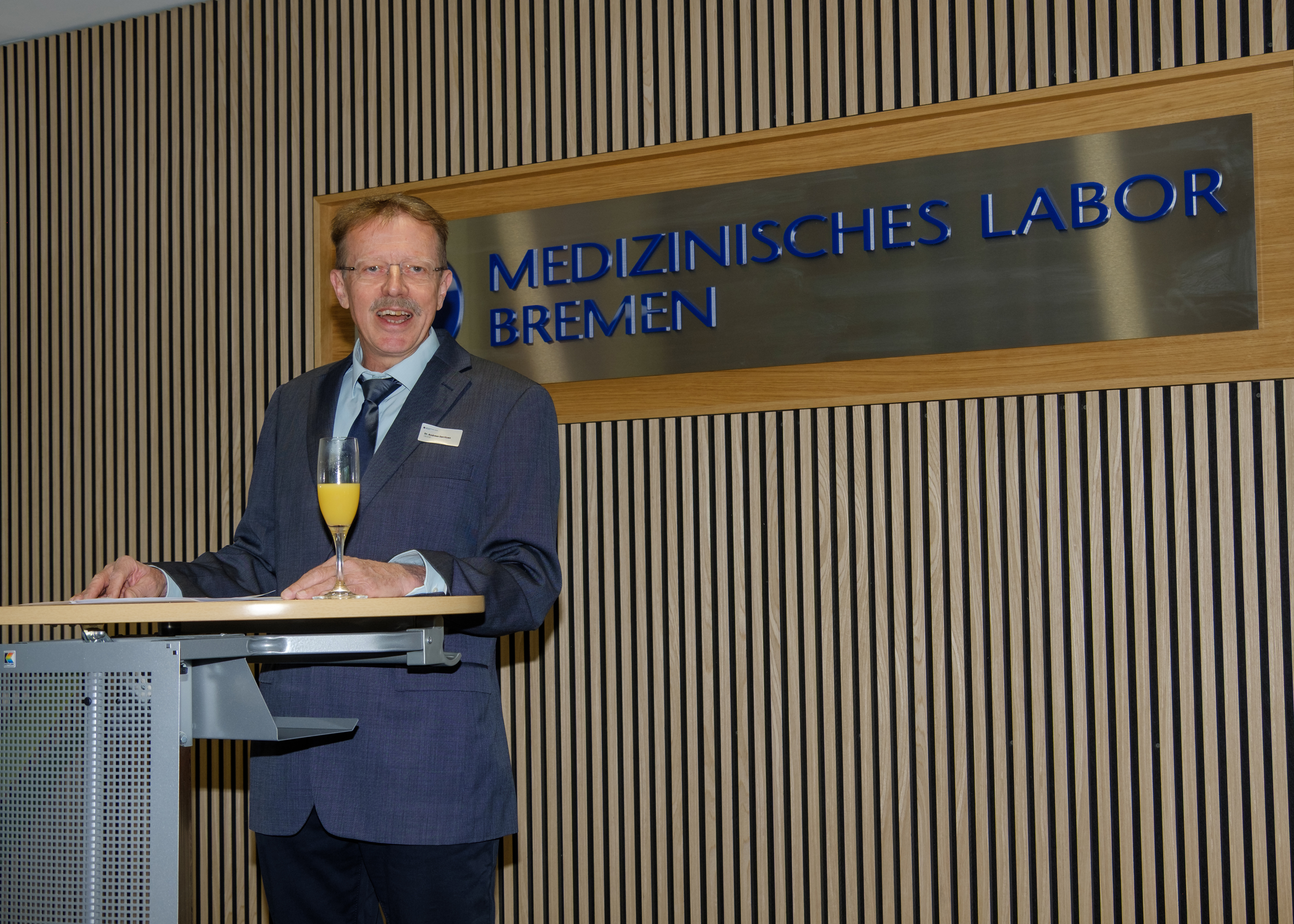 Rede Dr. Gerritzen vor Logo