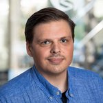 Stefan Raddatz, Qualitätsmanagement-Beauftragter und Beauftragter für Medizinproduktesicherheit, trägt ein blaues Hemd.