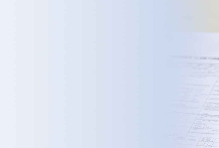 Eine Hand reicht einen Stift an eine andere Hand, während ein Kontaktformular auf einem Tisch liegt.