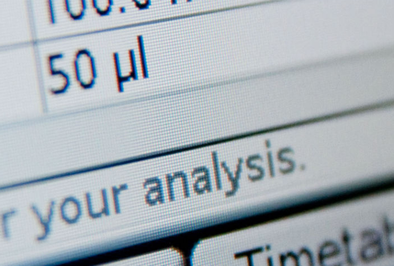 Tabelle auf einem Bildschirm mit den Werten '100.0%' und '50 µl', sowie den Schaltflächen 'Vergleichen' und 'Zeitplan'.