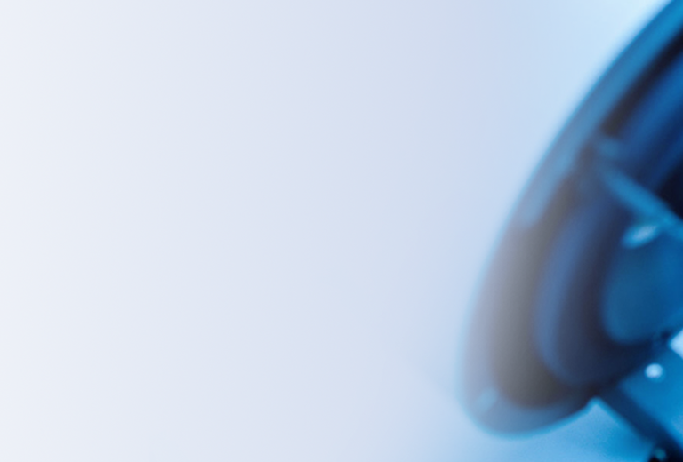 Eine Hand in einem weißen Handschuh hält ein Gerät, während ein Bildschirm mit einem Diagramm im Hintergrund sichtbar ist. Der Kontext bezieht sich auf Anforderungshilfen in der Molekularbiologie.