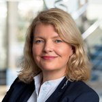 Nicole Carstens, blonde Haare, trägt einen schwarzen Blazer und ein weißes Oberteil,