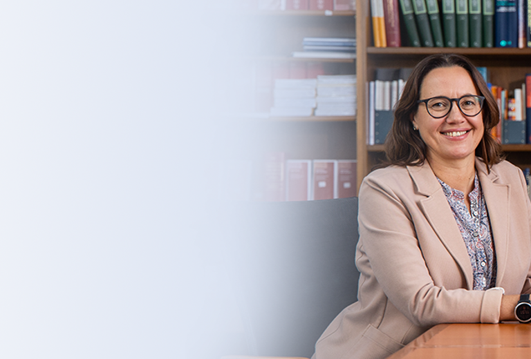 Heike Steffens, Nicole Carstens und Brigitte Engelken, zuständig für den Außendienst im Medizinischen Labor Bremen, sitzen an einem Tisch, umgeben von Bücherregalen.