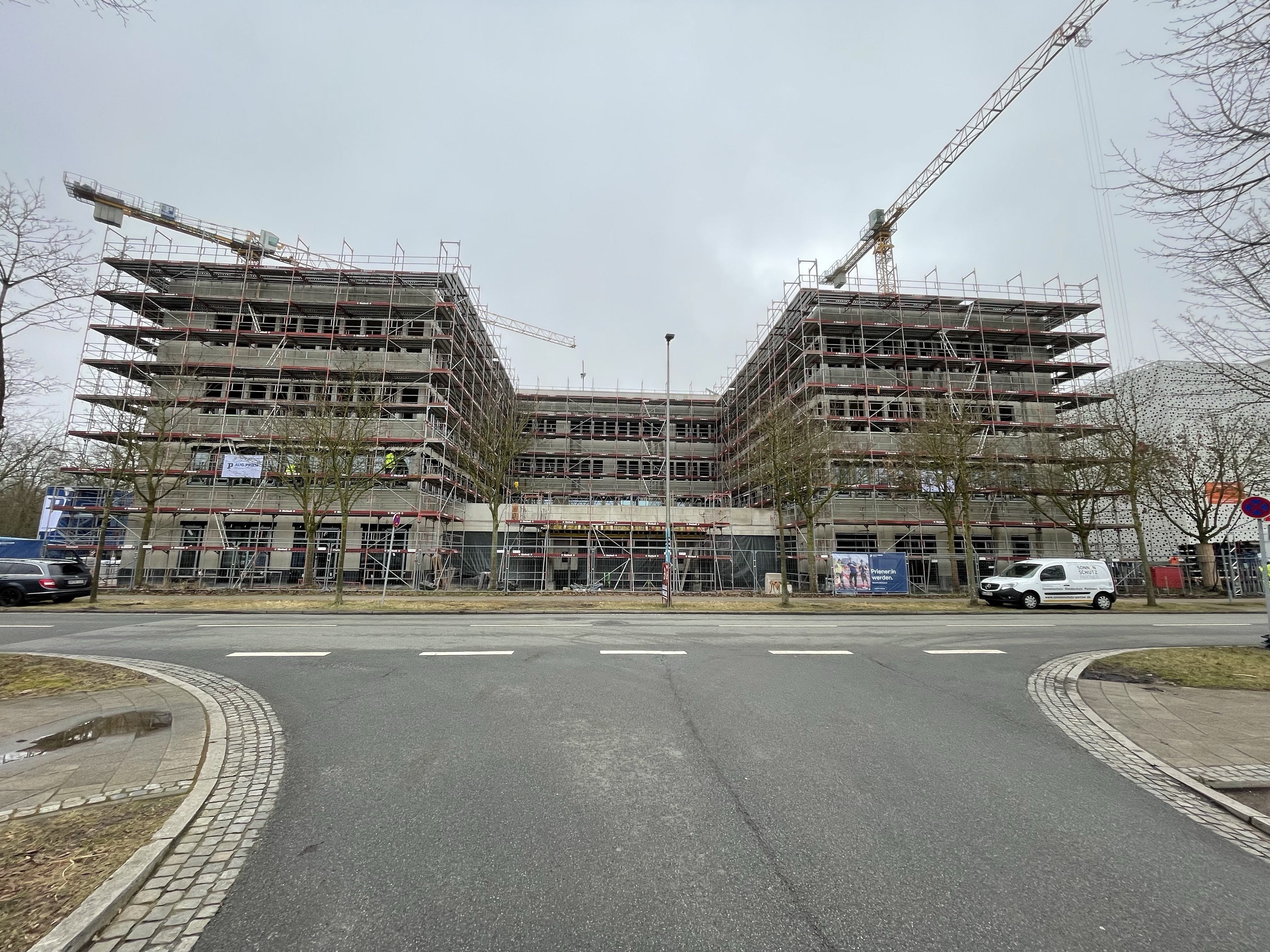 Rohbau des Neubaus des Medizinischen Labors Bremen an der Louis-Leitz-Straße 2 mit Gerüsten und Kränen, aufgenommen von der Straße aus im Büropark