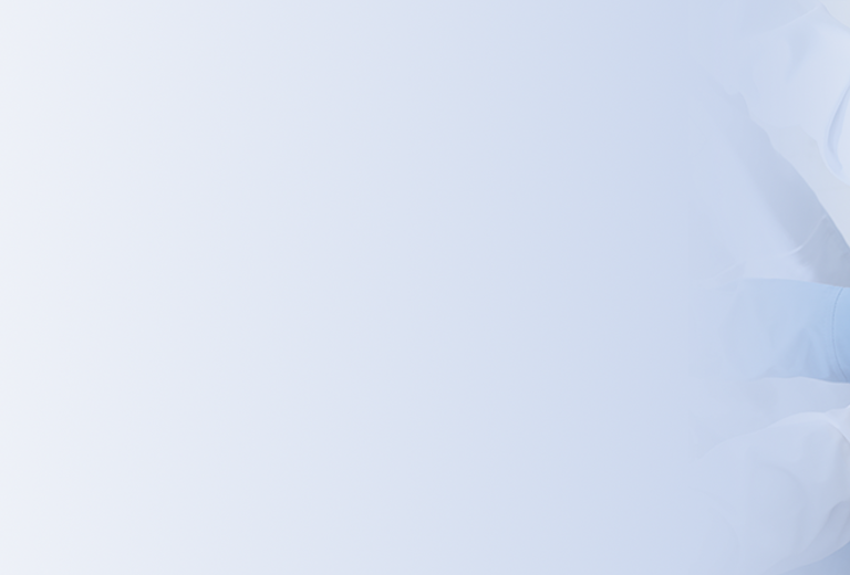 Mehrere medizinische Fachkräfte legen ihre Hände in der Mitte übereinander als Zeichen der Zusammenarbeit