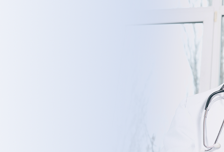 Ein Arzt mit Stethoskop hält ein Tablet in der Hand und zeigt darauf. Der Arzt trägt einen weißen Kittel.