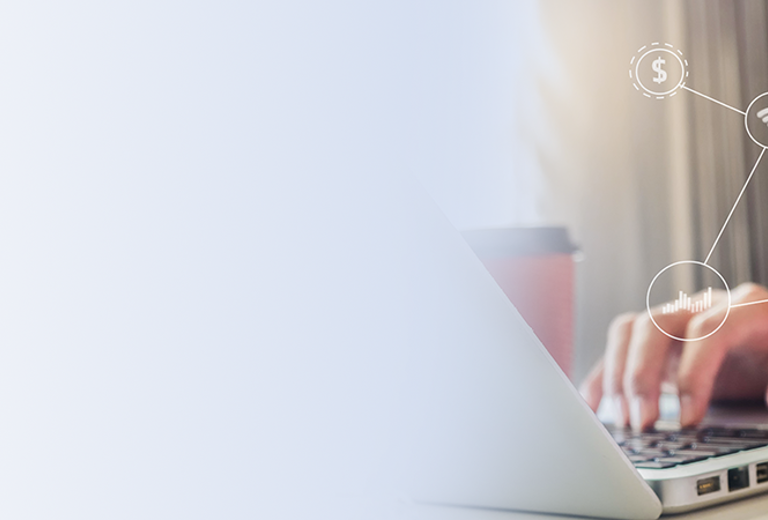 Mann in Anzug, der an einem Laptop arbeitet und einen Taschenrechner benutzt. Über dem Tisch sind Icons für Technologie und Kommunikation angeordnet.